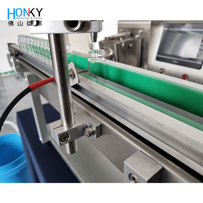 Maszyna do wypełniania fiolki 5 ml z biurkowym urządzeniem Mała linia wypełniania z przenośnikiem do podawania butelki i Samll Bach do wypełniania oleju kosmetycznego