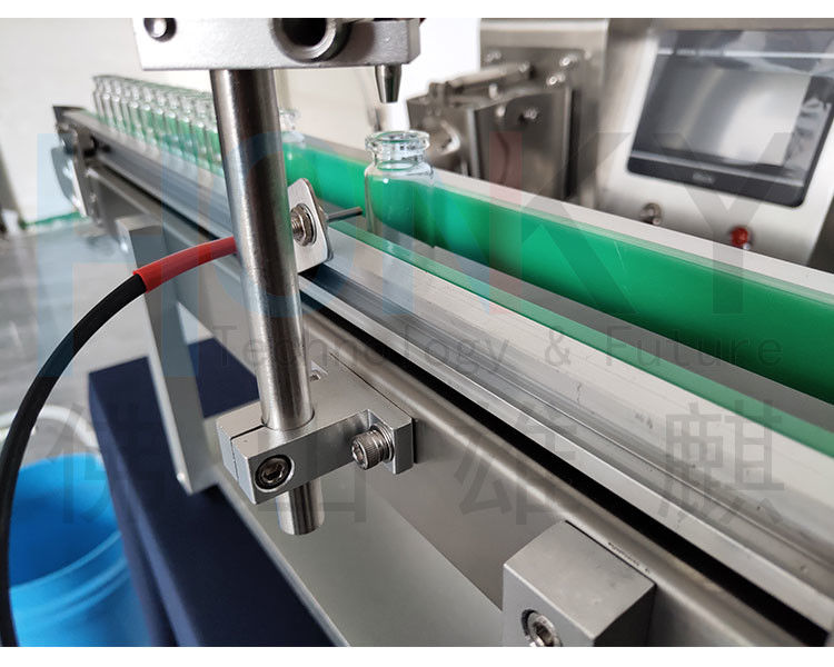 Maszyna do wypełniania fiolki 5 ml z biurkowym urządzeniem Mała linia wypełniania z przenośnikiem do podawania butelki i Samll Bach do wypełniania oleju kosmetycznego